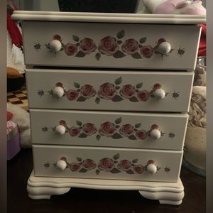 Jewelry dresser